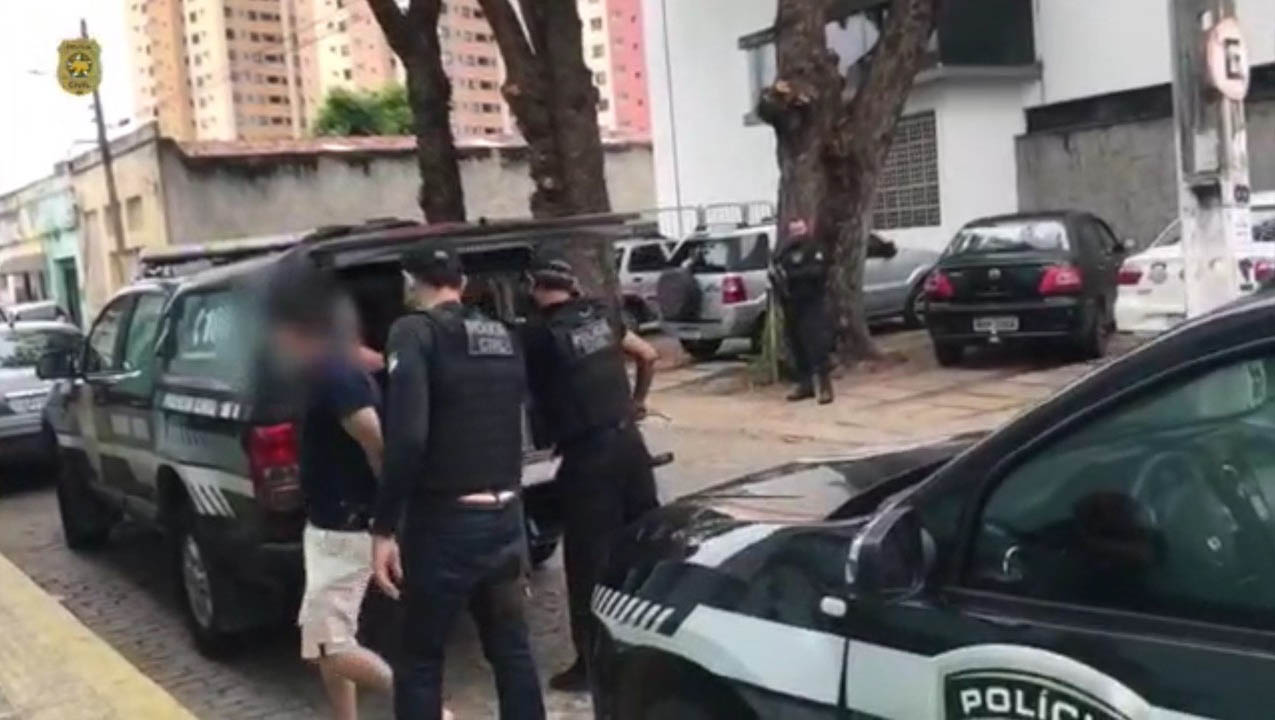  Dentre os presos temporários, está Fernando Henrique, mais conhecido como “Fernandinho Lacoste”, suspeito de chefiar a organização criminosa e de juntar sistematicamente, durante vários anos de atuação nesse ramo ilícito, um elevado patrimônio.
