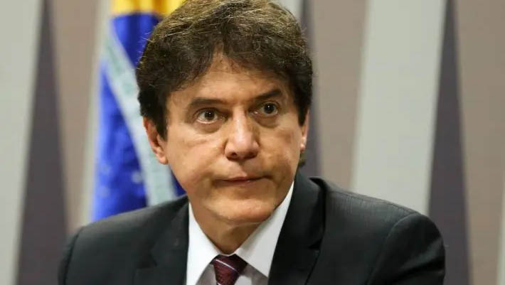   MPRN denuncia Robinson Faria por desvio de dinheiro público na AL. Outras 10 pessoas também foram denunciadas no mesmo processo. De acordo com a denúncia, o crime foi cometido entre os anos de 2008 e 2010, época em que o ex-governador era presidente da Assembleia Legislativa potiguar. Ao todo, em valores corrigidos, as fraudes chegam a R$ 3.735.497,05; veja nomes dos outros denunciados.