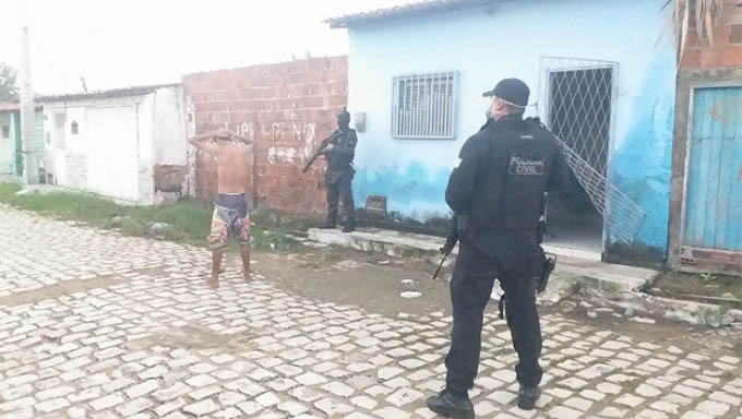   Decisão no processo ocorre pela demora do MPRN em oferecer denúncia; o MPRN alegou que não fez a denuncia, porque não era competência da 2 Vara Criminal e sim da 1 Vara. O mesmo aconteceu na 1 Vara. Sem denuncia do MPRN, o juiz teve que decidir pela soltura. Agora cabe ao Plantão do TJRN, ainda neste sábado, manter a prisão ou não dos 32 suspeitos de crimes de tráfico, assaltos, homicídios e até latrocínios