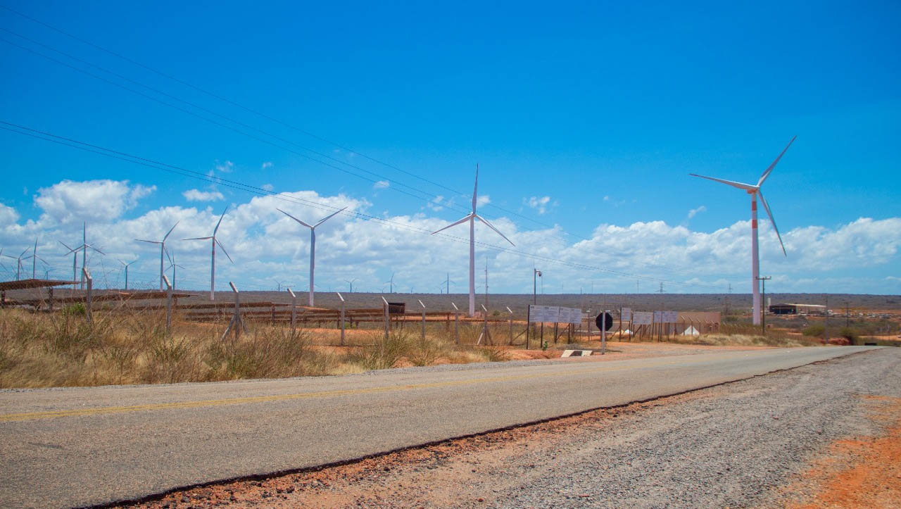   Implantação de novo projeto em energia eólica vai gerar 1.500 empregos no RN. O grupo Casa dos Ventos obteve a aprovação do financiamento de R$ 208 milhões pelo BNDES para a instalação do parque no Complexo Eólico Rio do Vento, atualmente em construção. O parque eólico Ventos de Santa Martina 14 terá capacidade para gerar 63 megawatts, com previsão para começar a operar dentro de um ano e manutenção de 200 postos de trabalhos fixos após a implantação.