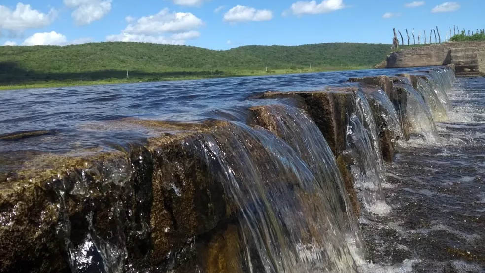   Relatório mostra que o RN apresenta redução da área seca em seu território. O Monitor de Seca, da Agência Nacional de Águas e Saneamento Básico (ANA), mostra que entre maio e junho, houve o aumento da área sem seca em território potiguar, subindo de 57,44% para 73,23%. Esse número representa a melhor situação desde julho de 2014, quando o programa passou a monitorar a situação dos estados.
