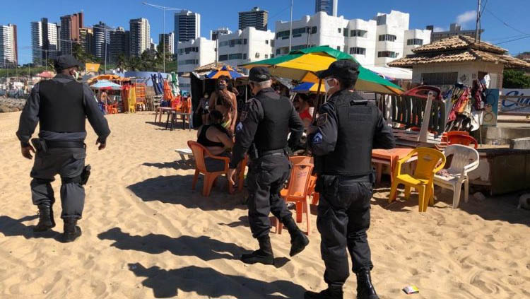   Fiscalizações nas praias do RN serão intensificadas a partir de amanhã (23). As ações serão realizadas por equipes integradas das forças de segurança pública estadual e municipais, visando informar, educar, corrigir e reprimir as aglomerações nas praias; A iniciativa é uma reação do estado às aglomerações registradas nas praias do Estado durante o final de semana, que pode fazer com que o RN volte a apresentar aumento dos casos de Covid-19.