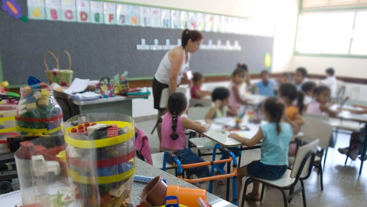   PEC do novo Fundeb é aprovada na Câmara; Projeto segue para o Senado. A Proposta de Emenda à Constituição 15/15 torna permanente o Fundo de Desenvolvimento e Valorização dos Profissionais de Educação (Fundeb) e eleva a participação da União no financiamento da educação infantil e dos ensinos fundamental e médio; O texto-base da proposta foi aprovado em segundo turno por 492 votos a 6, além de 1 abstenção. 