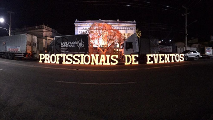   O protesto, que começou nesta sexta-feira, foi organizado, pacífico e sem aglomeração; continua durante o final de semana: Querem apoio do Poder Púbico Municipal para elaborar protocolos para eventos e, assim, quando esta atividade voltar, realizar com segurança aos participantes