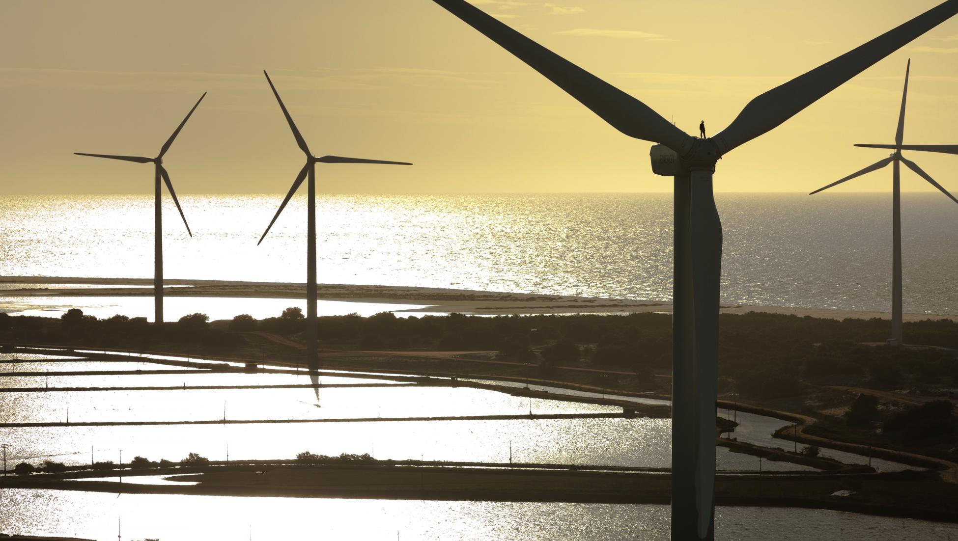   O RN é o estado brasileiro que mais produz energia com a força dos ventos. No ano passado o estado contava com 151 parques, mantendo a liderança nacional com 4 GW de capacidade instalada; O Nordeste é referência na produção de energia eólica no Brasil. Em 2019, cerca de 89% da energia consumida na região veio dos ventos.