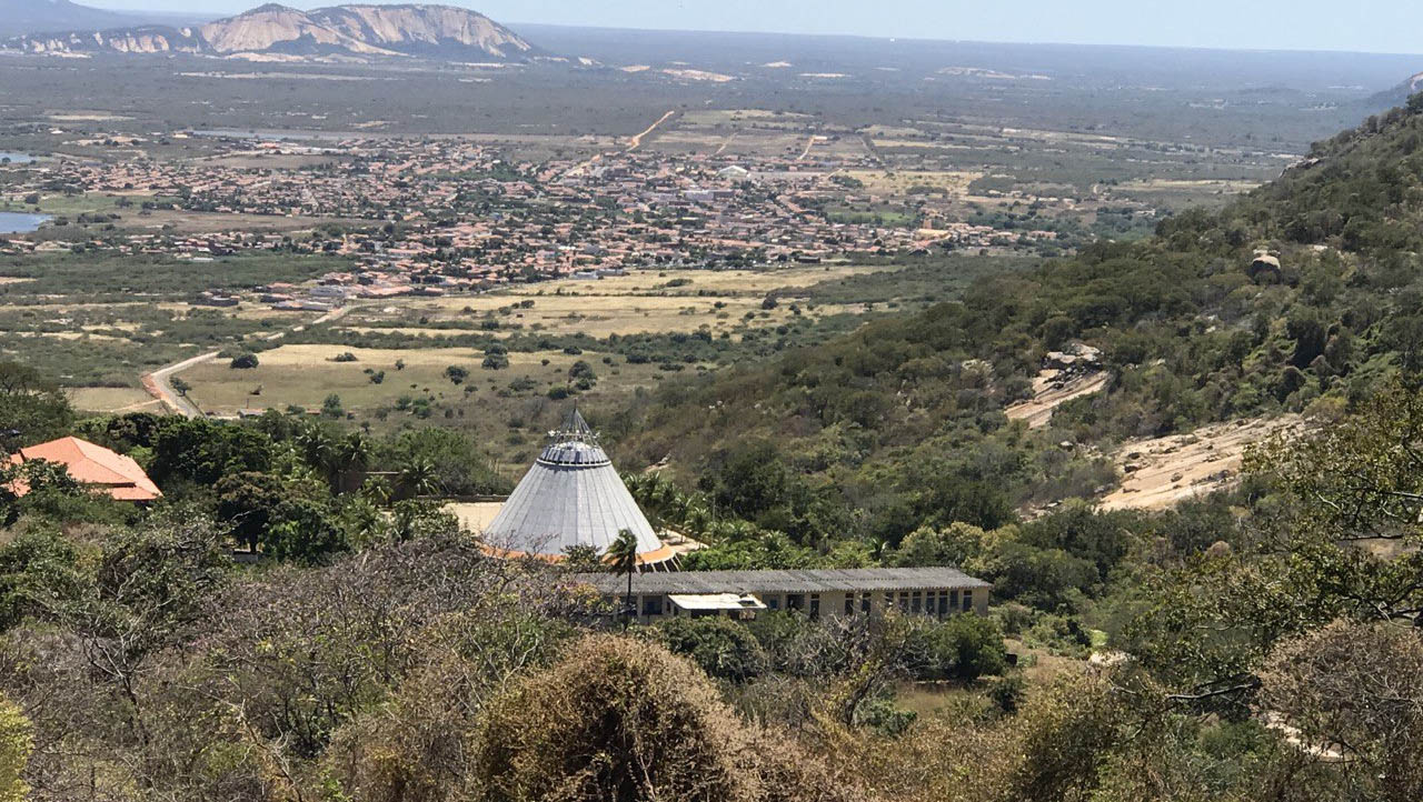   Natureza na Serra do Lima segue em recuperação 11 meses após incêndio. O incêndio de grandes proporções, que demorou mais de uma semana para ser controlado, em setembro de 2019, queimou grande parte da vegetação da serra, localizada no município de Patu; Quase um ano depois, a própria natureza, além do trabalho de reflorestamento que vem sendo realizado, se encarregou de renovar a vida no local; Visual encanta os olhos.