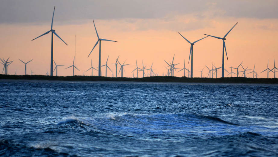   RN teve um aumento de 30% em novos projetos de geração de energia eólica no primeiro semestre de 2020. De acordo com a SEDEC, de janeiro a junho, foram R$ 3.631 bilhões em novos investimentos no setor; A instalação de novos complexos eólicos possibilitou a geração de novos empregos nas regiões do interior do Estado; Espera-se, ainda, que sejam abertas cerca de 1.500 vagas de emprego após o terceiro trimestre de 2020.