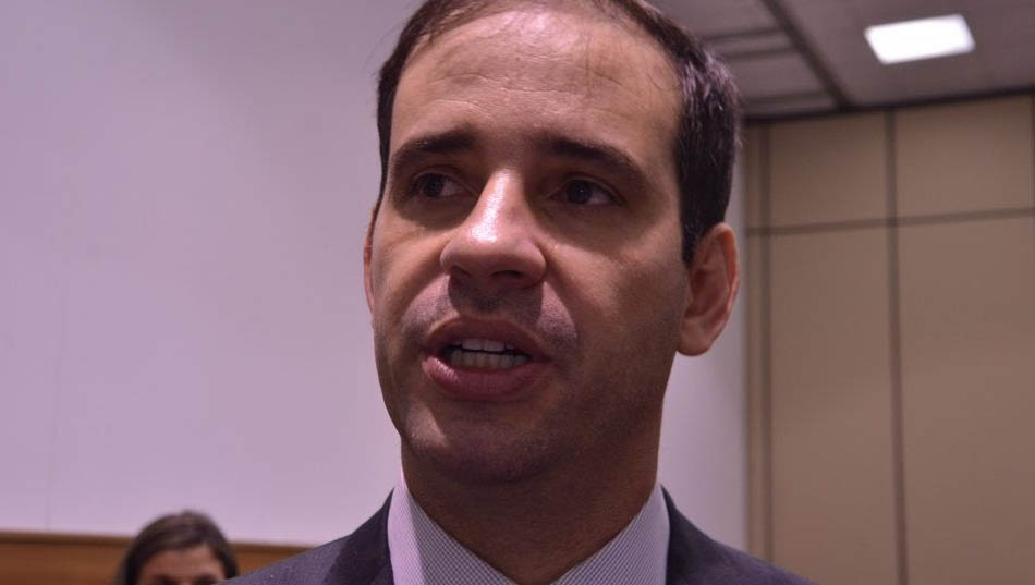   Secretário confirma que salários em atraso no RN não devem ser pagos em 2020. Carlos Eduardo Xavier, secretário de tributação do Estado, disse em entrevista à 98 FM, nesta sexta-feira (14), que a pandemia gerou impacto negativo na arrecadação para o RN. No entanto  ressaltou que o pagamento da folha atrasada é um compromisso da governadora Fátima Bezerra (PT), que pretende encerrar o mandato com as quatro folhas em atraso quitadas.