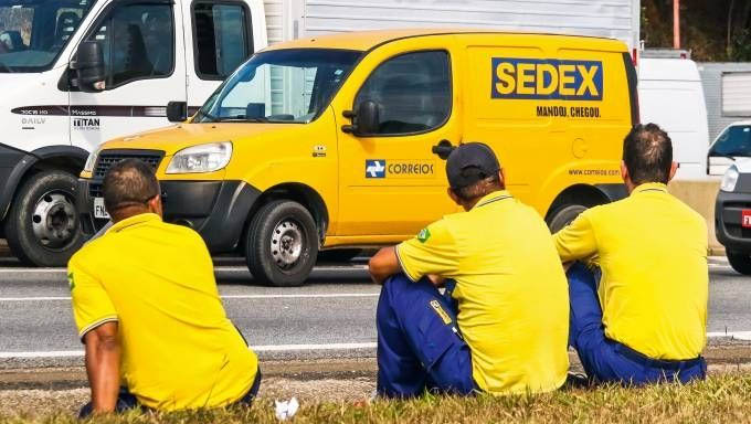   Trabalhadores dos Correio entram em greve; 79 agências fecham no RN. De acordo com a FENTECT, a paralisação das atividades por tempo indeterminado se dá contra a retirada de direitos, contra a privatização da empresa e negligência com a saúde dos trabalhadores em relação à Covid-19; A Diretora de Comunicação do Sindicato da categoria no RN informou que todos os serviços foram afetados com a greve.
