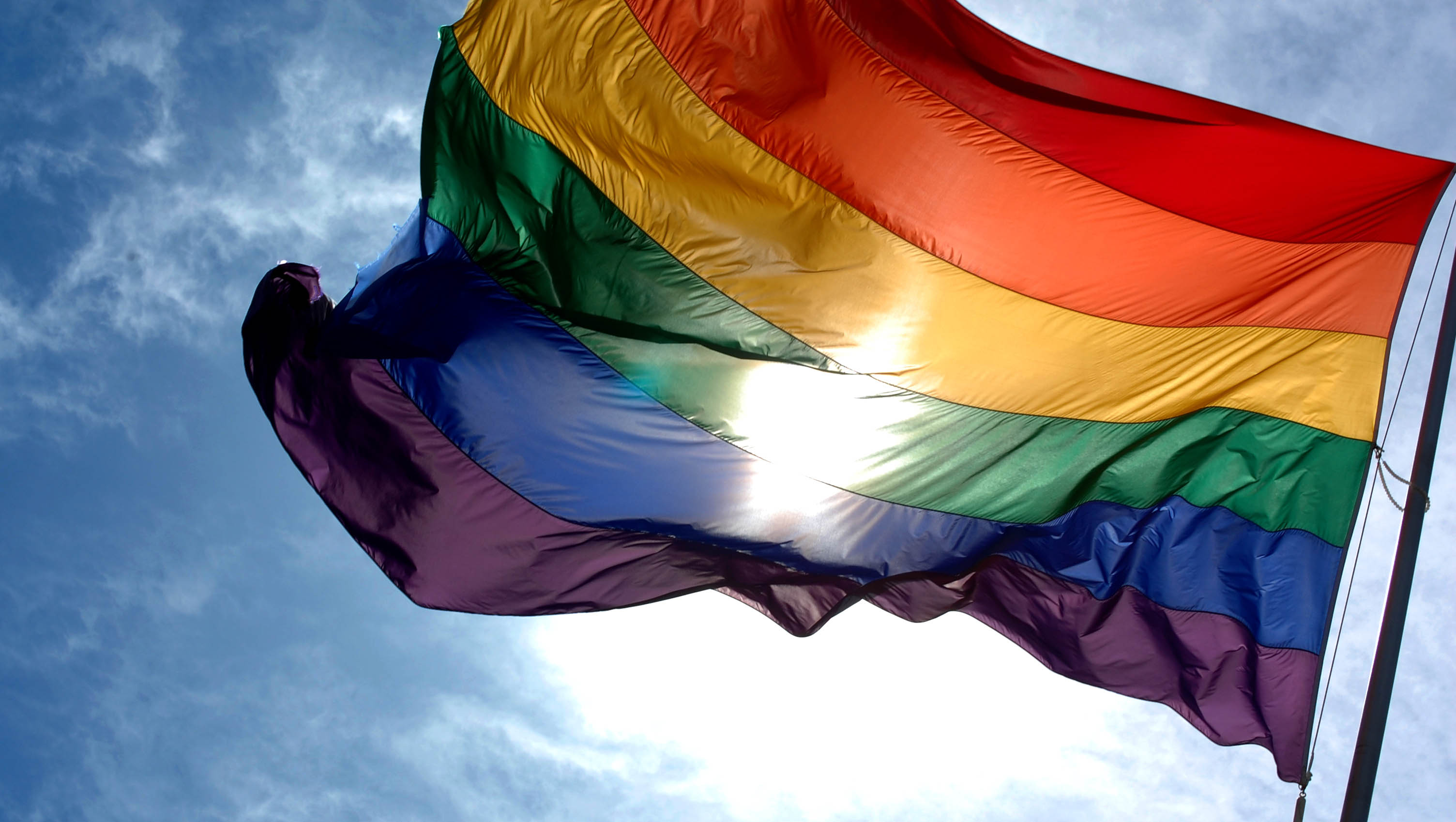   Estabelecimentos públicos e privados do RN terão que afixar cartaz anti-homofobia. O governo do Estado sancionou a lei que torna obrigatória a afixação de cartaz contendo o texto: “Discriminação por orientação sexual e identidade de gênero é ilegal e acarreta multa – Lei Estadual nº 9.036/2007”. A medida reconhece a necessidade de combater a discriminação por orientação sexual e de gênero no RN