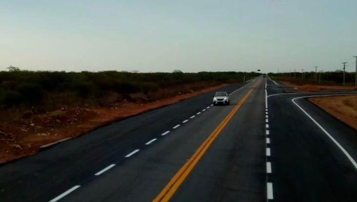   Obras das RNs 011 e 116 vão beneficiar municípios com  interiorização da economia. O investimento nas duas rodovias, que beneficia as cidade de Carnaubais, Serra do Mel, Mossoró, Areia Branca e suas regiões, é de R$ 71 milhões.  “Desde o início de nosso Governo lutamos para destravar os problemas e dar continuidade a obras tão importantes e que vão impactar positivamente no desenvolvimento, como é o caso da reestruturação e reconstrução de vias em todo o Estado”, disse a governadora Fátima Bezerra