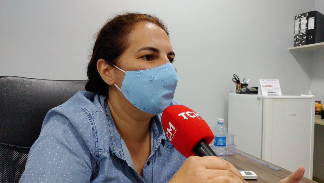   Diretora do Hospital São Luiz defende manutenção das medidas de prevenção à covid-19. Larizza Queiroz disse que precisamos voltar à vida normal, mas com toda a prevenção possível. Segundo ela, o resultados das festas e aglomerações que estão sendo vistos atualmente, devem se apresentar nos próximos 15 dias. “Normalmente, as pessoas que se acometem são as que estão em casa (...) é aquele idoso onde o jovem pega e traz pra dentro de casa. É muito complicado, porque, infelizmente, para os idosos ela tem uma alta mortalidade essa doença”