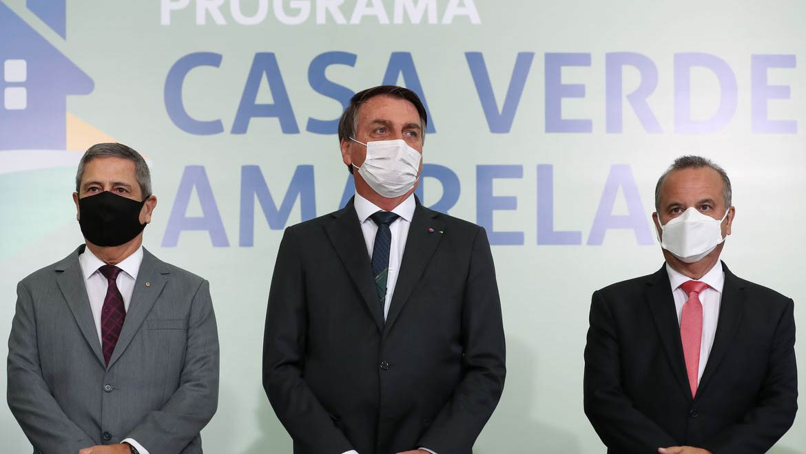   Governo Federal lança Programa “Casa Verde e Amarela, substituto do MCMV. O programa foi lançado nesta terça-feira (25), em cerimônia no Palácio do Planalto, e objetiva reduzir o déficit habitacional no país; O governo anunciou que os juros do financiamento das habitações do programa serão menores nas regiões Norte e Nordeste. O Nordeste é a única região em que Bolsonaro foi derrotado na eleição de 2018 e cuja popularidade tem subido, impulsionada pelo pagamento do auxílio emergencial.