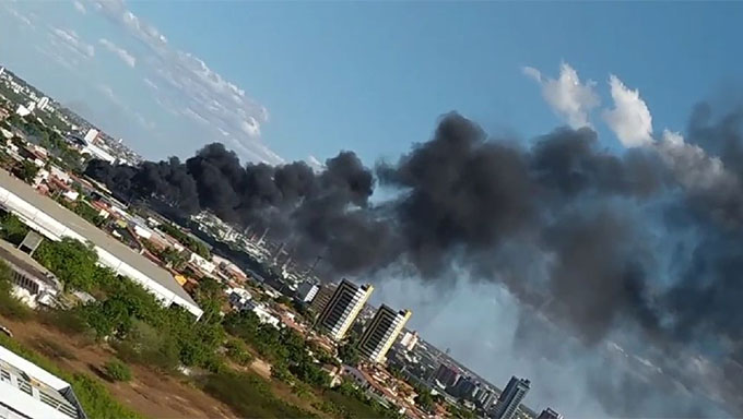   Fogo começou por volta das 14 horas numa vegetação seca que existe num terreno baldio por trás dos barracos, que ficam na Rua Jeremias da Rocha, alcançou alguns pneus e destruiu três barracos; só não causou prejuízos maiores porque os bombeiros conseguiram controlar as chamas a tempo.
