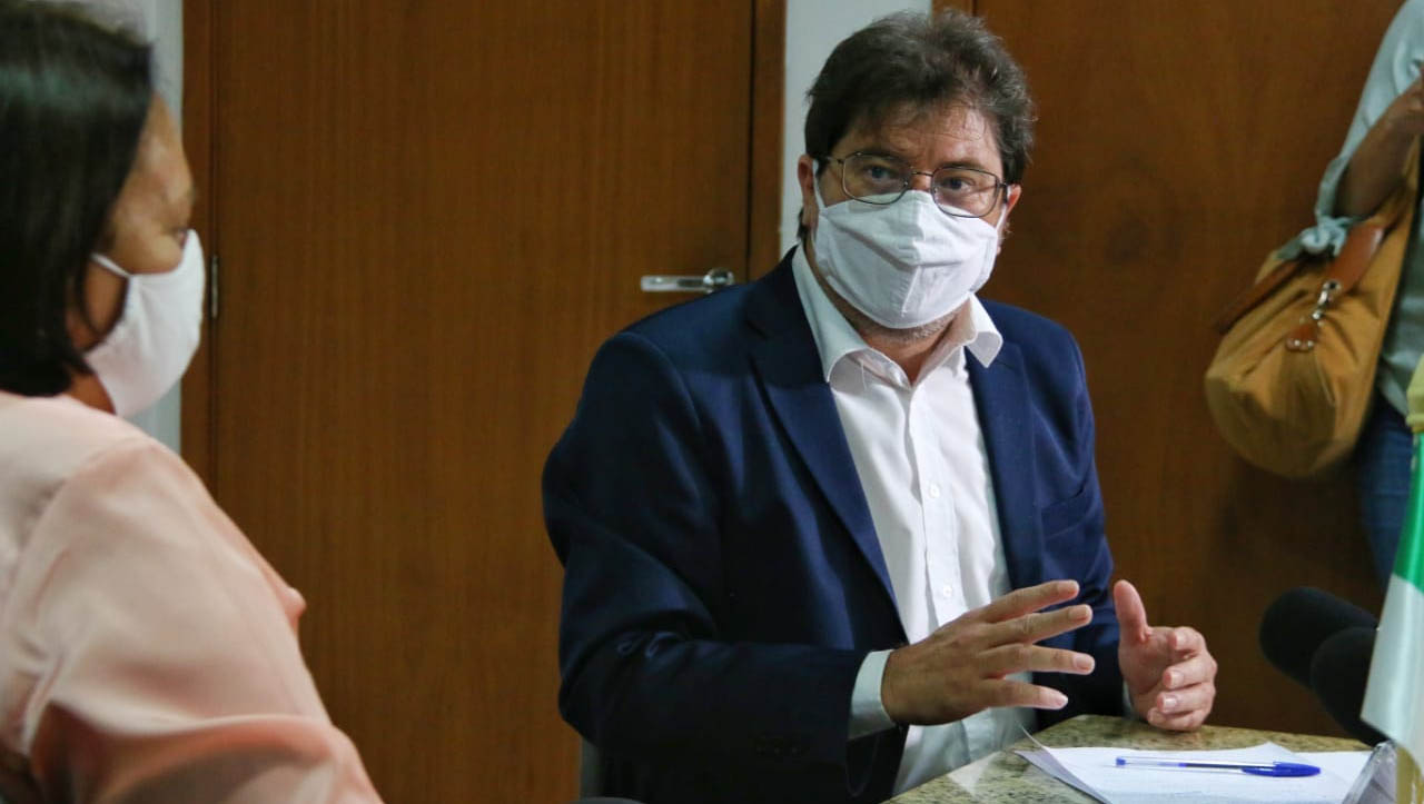   “A Petrobras está saindo e deixando uma promessa de exploração”. Em reunião com o governo do RN, o presidente da Petrobras, Roberto Castello Branco, disse que vai seguir investindo no Estado, por meio da exploração de águas profundas. No entanto, o secretário do Planejamento, Aldemir Freire, disse que esta exploração não está confirmada e listou a série de riscos que o Estado corre com os novos planos de atuação da empresa.