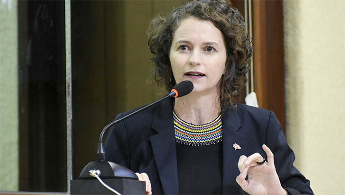   Em artigo enviado a imprensa neste domingo, 30 a deputada Isolda Dantas lembra que sempre esteve na luta pela manutenção da Petrobras no Estado, afirma que Rosalba não moveu uma palha para que a empresa não saia e questiona o que foi feito com as riquezas que a estatal deixou em Mossoró ao longo destas décadas 