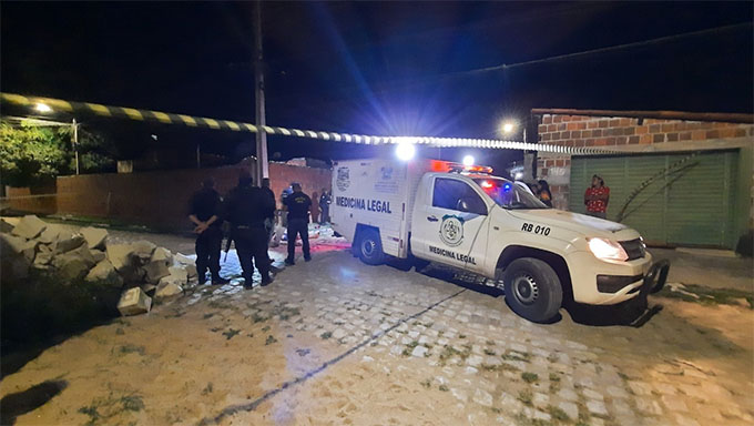   Italo Azevedo, o Periguito, foi morto durante a madrugada na região da Estrada da Raiz, e Jonathas Felipe, o Burrico, foi morto na noite deste domingo, quando chegava em casa no bairro Dom Jaime Câmara