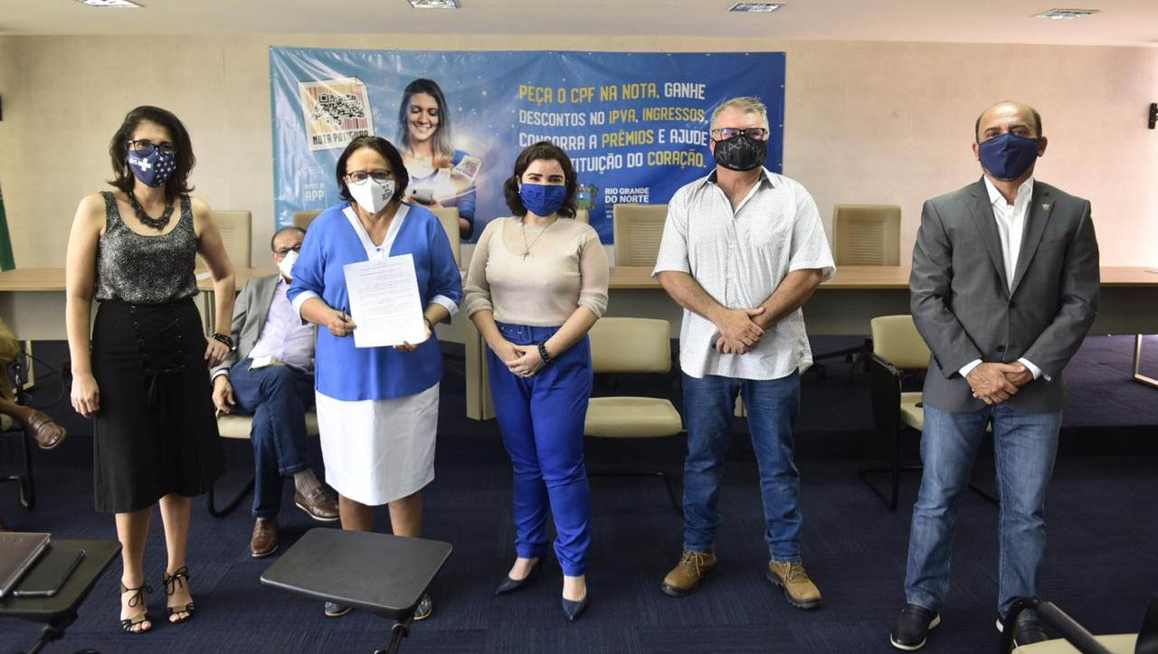   Democracia: Fátima anuncia envio de Projeto de Lei para instituir eleição direta para reitor da UERN. O anúncio foi feito nesta terça-feira (1º) durante reunião entre a governadora e representantes dos professores e servidores técnico-administrativos da instituição; Atualmente, a escolha do reitor se dá por meio de lista tríplice e a decisão final cabe ao Governo do Estado; Fátima Bezerra também anunciou a constituição de grupo de trabalho para consolidar o processo da autonomia da UERN. 