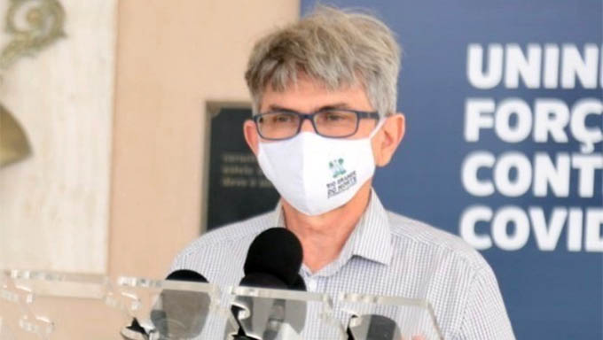   Cipriano Maia assegura que a decisão pela retomada das cirurgias eletivas, que haviam sido suspensas no mês de março em Portaria nº 758 emitida pela Sesap em decorrência do enfretamento da emergência de Saúde Pública causada pelo novo coronavírus, considerou a diminuição do número de casos e óbitos por Covid-19 no Rio Grande do Norte. 