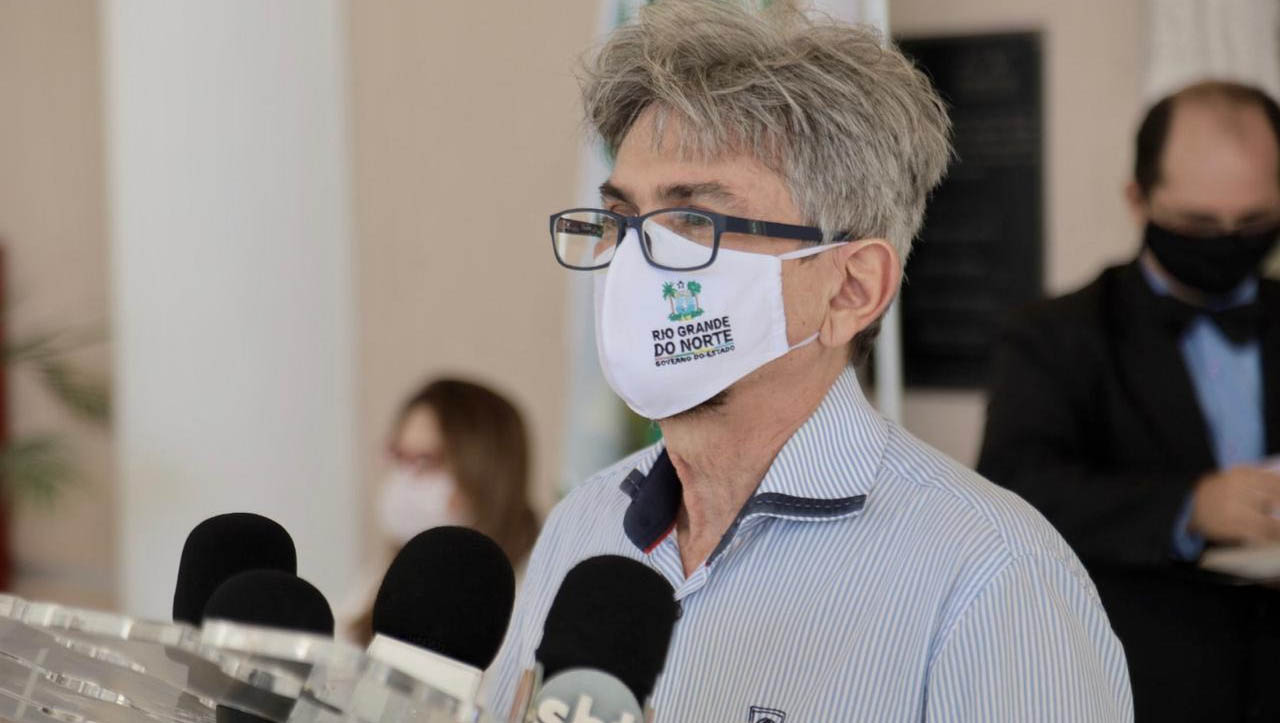   “É extremamente importante que os municípios intensifiquem os testes”. O secretário estadual de saúde, Cipriano Maia, afirmou que os municípios precisam ampliar a testagem da população para ter maior controle da doença. Nesta terça-feira (8), ele disse que a secretaria firmou contrato com apoiadores para atuarem nos municípios e que foi dada as condições para esse aumento da testagem.