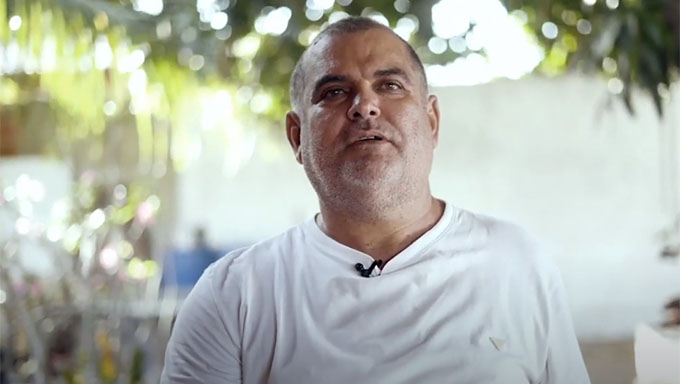   Como o Pecafes, aprovado por Isolda, fortalece a Agricultura Familiar. Através deste programa, o Governo do Estado pode comprar os produtores dos pequenos produtores rurais e inserir na merenda escolar, por exemplo. O apicultor Geomar (foto) elogia o programa e diz que seria muito bom se existisse também na esfera municipal
