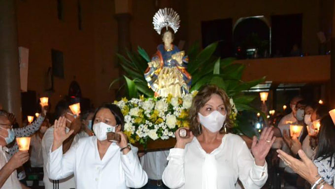   Fátima e Rosalba carregam o andor de Santa Luzia, padroeira de Mossoró; Ocasião foi celebrado uma missa pelo Bispo Dom Mariano Manzana e o Padre Flávio Augusto em homenagem aos profissionais de saúde que se dedicaram e se dedicam a cuidar dos pacientes com covid19; "Nós chamamos de anjos da saúde", diz o Padre Flávio Augusto