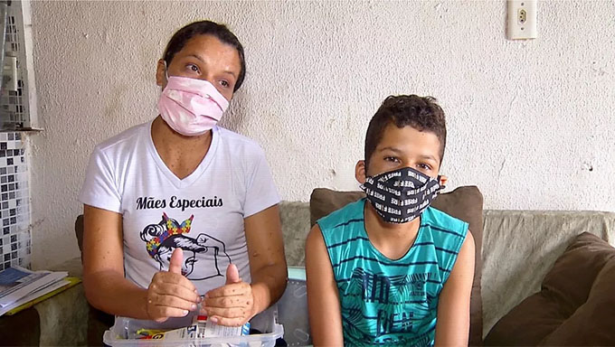   Dona de casa vende rifa e detergente para pagar exames do filho em Fortaleza-CE.Reportagem do G1RN informa que a população pode ajudar a dona de casa Saonora Bezerra a levar o filho Yan, de 11 anos, e que têm 5 tumores no cérebro, para fazer uma bateria de exames no Sarah Kubitschek, em Fortaleza-CE, através do número 84 99623 7380. 