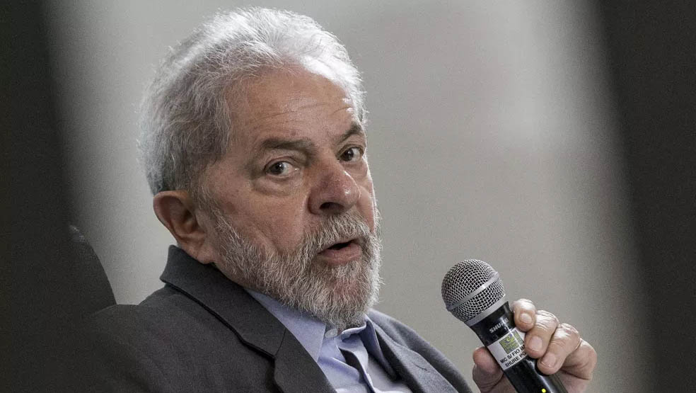   Lula é denunciado pelo MPF do Paraná por lavagem de dinheiro via instituto. Além de Lula, também foram acusados o ex-ministro da Fazenda Antonio Palocci e o presidente do Instituto Lula, Paulo Okamotto; De acordo com a denúncia, eles teriam lavado dinheiro por meio de doações para dissimular o repasse de R$ 4 milhões, entre dezembro de 2013 e março de 2014. A defesa do ex-presidente diz que o MPF "busca criminalizar quatro doações lícitas (...) devidamente documentadas por meio recibos emitidos pelo Instituto Lula”.