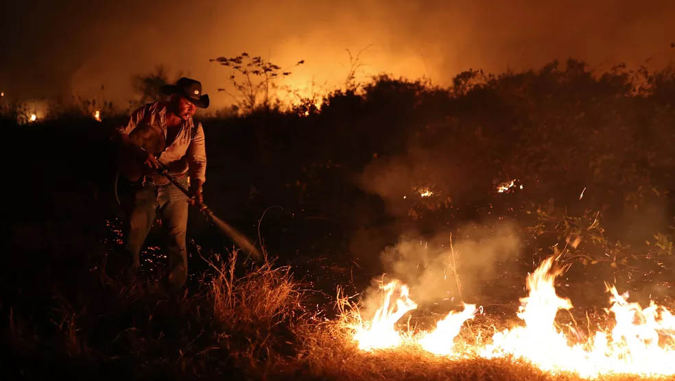   Enquanto o Pantanal queima, Bolsonaro parabeniza forma como o Brasil preserva o meio ambiente. A declaração foi dada pelo presidente nesta quinta-feira (17), na cidade de Coremas, no Sertão da Paraíba, durante a inauguração de um complexo de produção de energia solar; Na contramão da afirmação, o Pantanal vive o mês de setembro com mais focos de incêndio desde o início da série histórica do Inpe. Fogo já destruiu 85% do Parque Estadual Encontro das Águas, refúgio das onças-pintadas. 