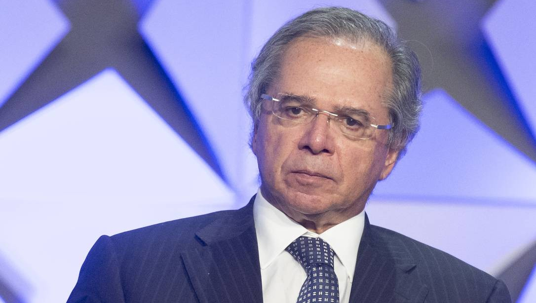   Justiça condena Paulo Guedes a pagar R$ 50 mil ao Sindipol-BA por comparar servidores públicos a parasitas. A fala de Guedes ocorreu em fevereiro deste ano, ao comentar as reformas administrativas pretendidas pelo governo federal. "O hospedeiro está morrendo, o cara virou um parasita, o dinheiro não chega no povo e ele quer aumento automático", declarou; O Sindicato dos Policiais Federais da Bahia ingressou em maio com a ação de reparação pelo dano moral coletivo contra o ministro; Ainda cabe recurso da decisão.