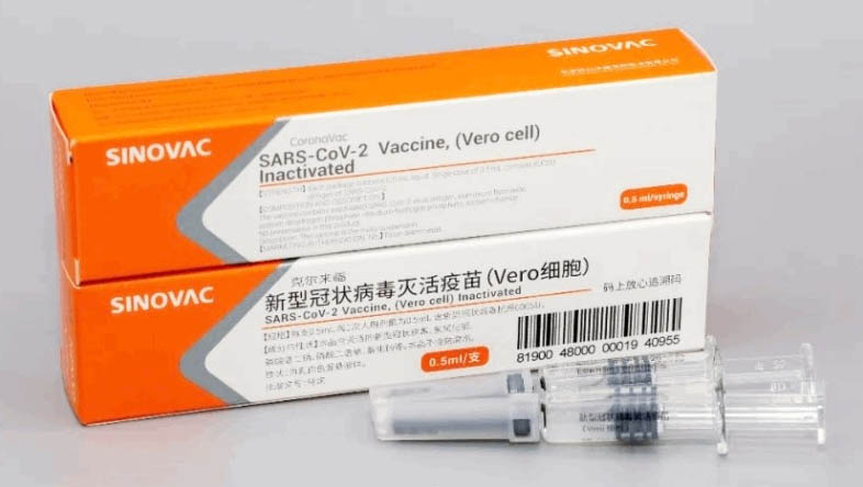   Vacina chinesa CoronaVac mostra segurança na fase de testes em humanos. A informação foi confirmada nesta quarta-feira (23) pelo governador de São Paulo, João Dória. Estudo feito na China com 50.027 voluntários demonstrou que apenas 5,36% das pessoas vacinadas apresentaram efeitos colaterais, todos sem gravidade, que variam de dor no local da aplicação, fadiga, febre leve, dor de cabeça e febre moderada.