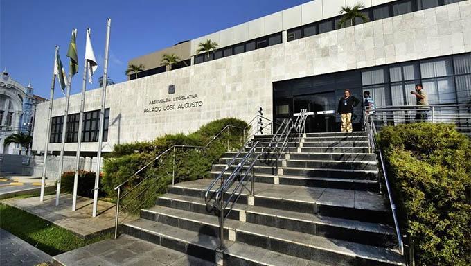   Desta vez, os parlamentares se convenceram da necessidade da reforma e aceitaram a nova proposta, construída consensualmente, que aumenta em três anos a idade mínima de aposentadoria para os integrantes do magistério. Com isso, o texto agora prevê idade mínima de 53 anos para as mulheres e 58 anos para os homens. Fátima também ampliou a faixa de isenção e aumentou a alíquota o servidor que ganha mais.
