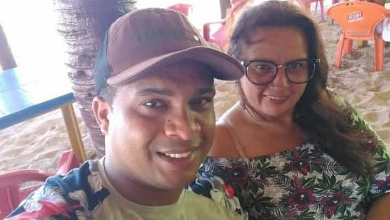  Casal morre ao ser atingido por um fio na estrada de Gado Bravo, em Tibau. O caso foi notificado por volta da 1h desta segunda-feira (5). De acordo com informações da polícia militar de Tibau, Emerson Paulo e Rosimeire Marques tiveram as cabeças parcialmente decepadas por um fio, de telefone ou internet, que baixou no meio da pista; Eles voltavam do município de Grosso, em pé, na carroceria de um Fiat Strada, quando foram atingidos.