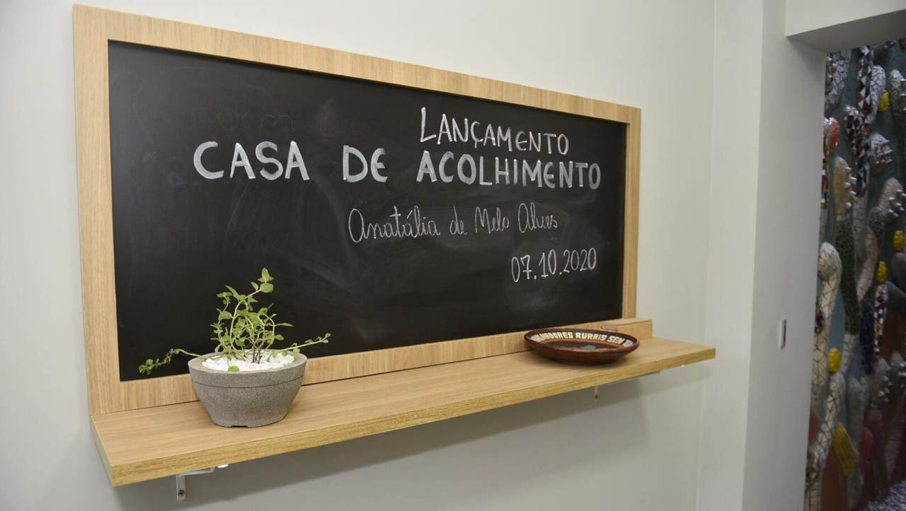   Casa Abrigo em Mossoró vai atender mulheres em risco de vida de 165 municípios. O termo de cooperação para viabilizar a implantação da casa na cidade foi assinado pela governadora Fátima Bezerra, na tarde desta quarta-feira (7), na sede do Centro Feminista 8 de Março; Instituição, que levará o nome da militante Anatália Alves, será aberta até o fim do ano.
