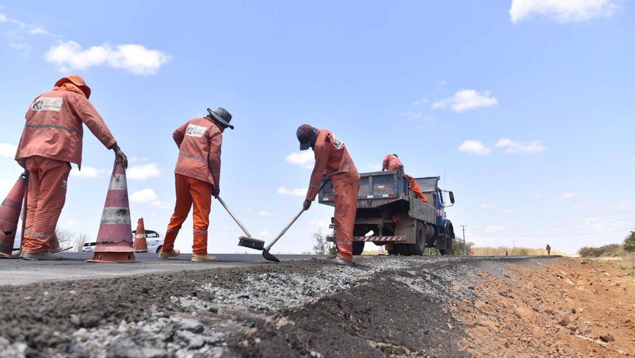   Estrada do Melão está 90% concluída; Finalização acontece ainda em 2020. A pista de 19 km está 90% concluída. Após ser entregue, a estrada vai beneficiar centenas de famílias e empreendimentos da zona rural de Baraúna. "Isso aqui não é só uma obra de infraestrutura rodoviária. É geração de emprego, é mais renda para os produtores que antes sofriam para vender e transportar”, disse Fátima Bezerra.