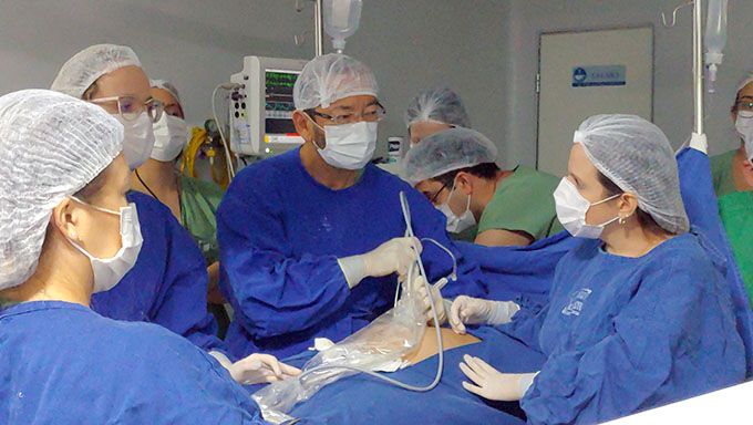   Procedimento foi acompanhado por obstetras e estudantes de medicina de Mossoró; Todo o trabalho foi gravado em vídeo, com depoimentos do médico Maurício Saito (FOTO), obstetras de Mossoró e da paciente Letiane Miranda Félix, que você pode conferir nesta reportagem exclusiva do PORTAL MOSSORO HOJE.