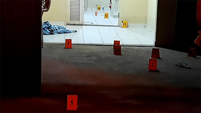   Outras duas pessoas ficaram baleadas; Um está internado em estado muito grave e uma jovem que estava com um bebê amamentando teria sido atingida de raspão; outro adolescente que estava na casa conseguiu se esconder no quintal no momento do ataque