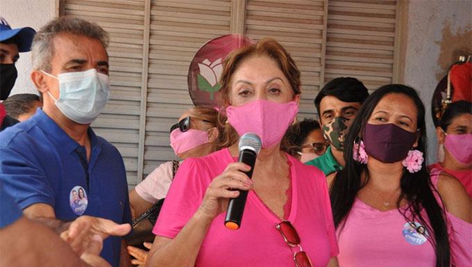   A candidata à reeleição Rosalba Ciarlini e o vice Jorge do Rosário visitaram oito comunidades rurais da Maísa neste domingo (11). A primeira parada da caravana foi no Poço 10.