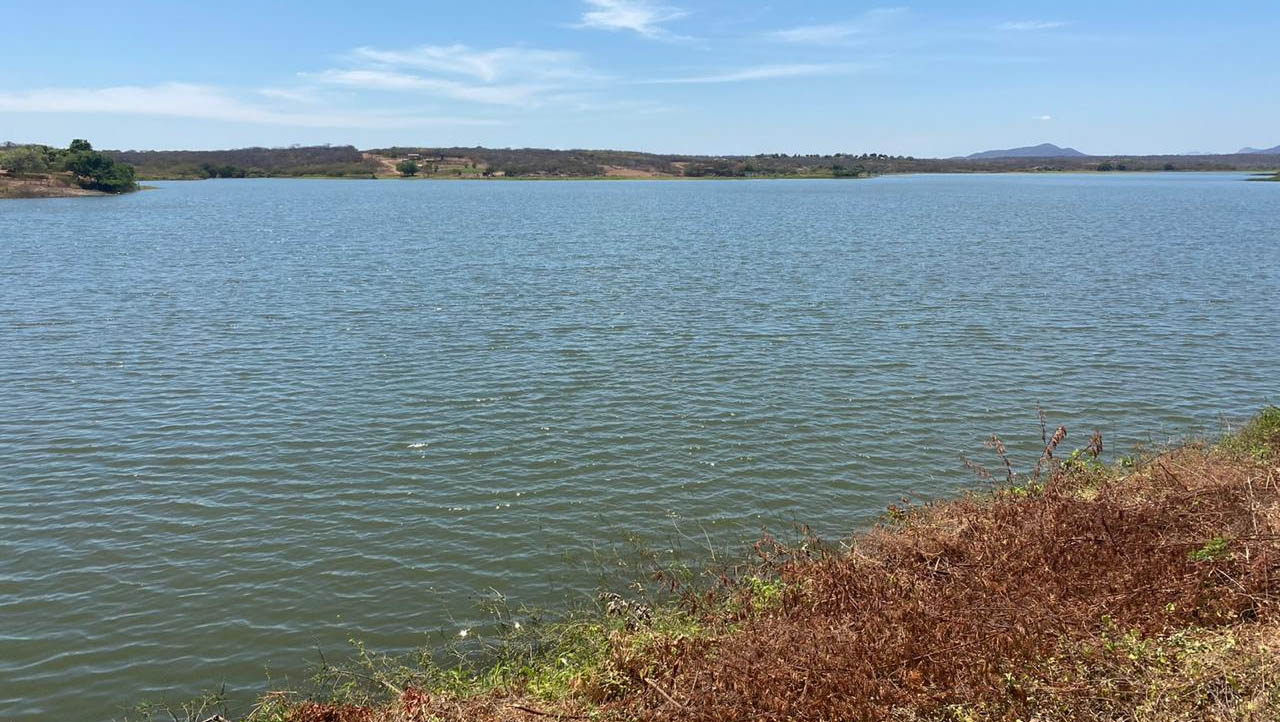   Principais reservatórios do RN seguem com volume superior a 50%. A barragem Armando Ribeiro Gonçalves, maior reservatório do Esta, reserva atualmente 1.403.960.387 m³, equivalentes a 59,16% da sua capacidade total, que é de 2,37 bilhões de metros cúbicos; Riacho da Cruz II (Foto), localizado em Riacho da Cruz, é um dos 7 mananciais que estão na faixa de 80% de seus volumes.