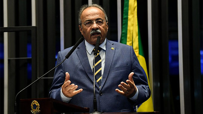   PF apreende dinheiro nas nádegas do vice-líder de Bolsonaro no Senado. Os agentes investigam o senador Chico Rodrigues, com ordens do STF, para saber o destino de pelo menos 20 dos 55 milhões destinados pelo Governo Federal para o combater a covid19 no Estado do Paraná; O senador do DEM estaria sendo beneficiado com propinas; Ao menos é o que investiga a PF.