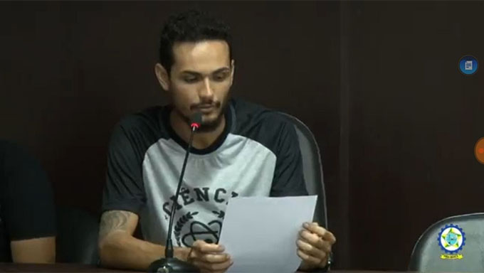   O representante dos estudantes ressalta que são cinco transportes pela manhã, dos quais três são custeados pela prefeitura e dois pela entidade; à tarde, são dois bancados pela Associação; e, à noite, são seis, com metade custeada pelo poder executivo e metade pelos estudantes. Ele enfatiza que além da ampliação do convênio, buscam discutir temas como a licitação dos transportes e segurança (além de acidentes, correm risco com assaltos).