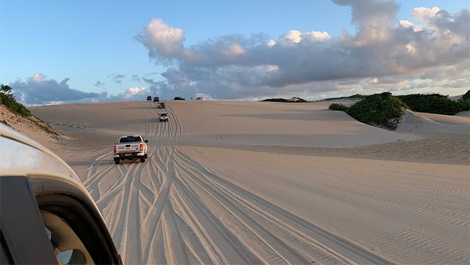   Governo do Estado criará marco regulatório para passeios em dunas do RN. A ausência de legislação específica para regular a atividade de passeios em dunas no Rio Grande do Norte levou o Governo do Estado a formar um grupo de trabalho para elaboração de um marco regulatório para preencher esta lacuna.