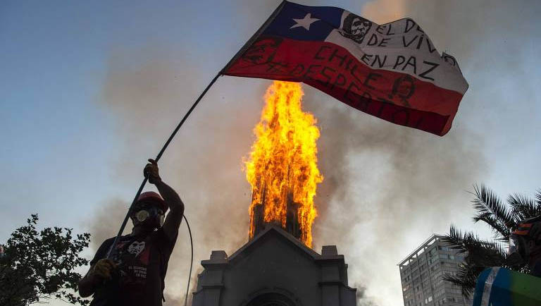   Manifestações marcam um ano dos protestos que deixaram mais de 30 mortos no Chile. As manifestações, que começaram o dia pacíficas neste domingo, dia 18 de outubro, terminaram com tumulto e saques à noite, além de igrejas incendiadas; Os manifestantes também pediram que a população vote SIM no referendo que perguntará se a população quer descartar a Constituição dos tempos da ditadura. Votação acontece no próximo domingo (25).