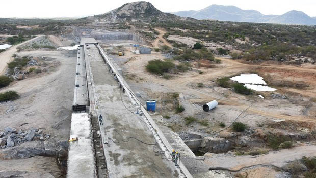   PL que facilita procedimentos de desapropriação em Barra de Santana é aprovado. A lei, aprovada pelos deputados nesta quarta-feira (21), vai permitir a troca de imóveis entre os proprietários e o Estado como forma de indenização, afim de agilizar a desocupação da comunidade para conclusão da barragem de Oiticica. 