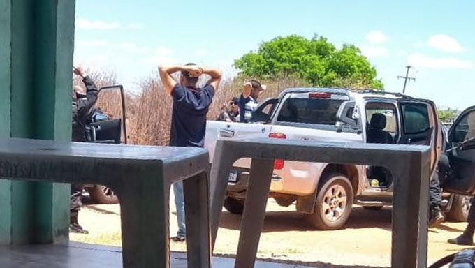  Na comitiva de assessores do candidato Marcelo Oliveira, havia um advogado no exercício da função, que também foi conduzido preso para a Delegacia Regional de Alexandria, o que terminou fazendo com que a OAB de Pau dos Ferros entrasse no caso para defender as prerrogativas do advogado
