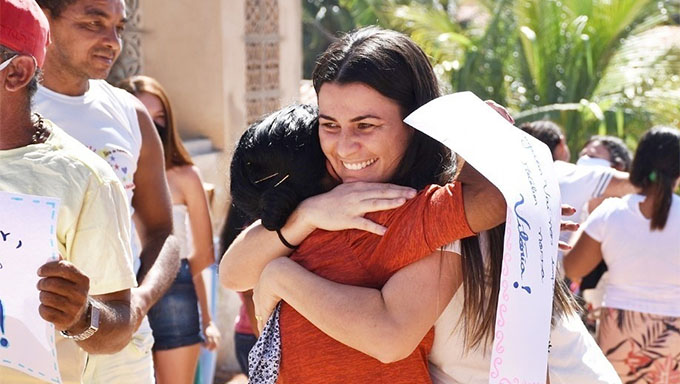   Damária Jácome diz que ela e o pai são inocentes; Explica que as seis armas que foram apreendidas na casa dela, três são dela e 3 são do pai dela, todas registradas na Policia Federal, legalizadas e que o pai dela, Laete Jácome e ela, tiveram a prisão preventiva decretada de forma bizarra pela Justiça
