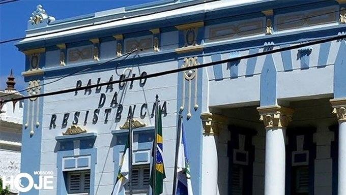   O artigo segundo do Decreto 5652, de 13 de abril de 2020, assevera que “ficam suspensas, até 31 de julho de 2020, a concessão de férias e das seguintes licenças: para capacitação; para tratar de interesses particulares; para desempenho de mandado em sindicatos de classes, vinculados ao Município e especial”. “Eu tô (sic) triste. Duas férias por tirar, duas licenças-prêmio e meu 13° pra receber", lamentou uma servidora pública da área de saúde, com 12 anos de prefeitura.