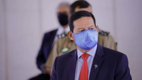   Mourão diz que governo vai comprar doses da Coronavac e que polêmica é "briga política". O vice-presidente concedeu entrevista à revista Veja, publicada nesta sexta-feira (30). Segundo ele, "é lógico que o governo federal vai comprar doses do imunizante". "Já colocamos os recursos no Butantan para produzir essa vacina. O governo não vai fugir disso aí."