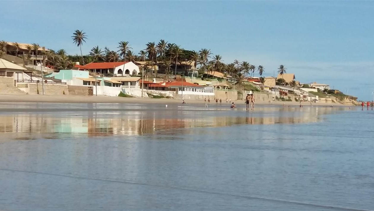   Jornalista defende construção de calçadão nas Emanuelas em Tibau. Mário Ilo procurou o professor Josivan Barbosa, da UFERSA, para pedir orientação de como elaborar o pré-projeto e principalmente buscar recursos federais para esta obra, que ele considera fundamental para o desenvolvimento econômico do município.