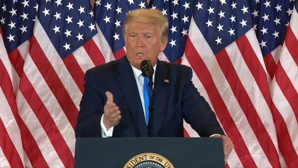   Trump se declara vencedor e diz que vai à Suprema Corte para parar a contagem de votos . Ele fez a afirmação na madrugada desta quarta-feira (4), mesmo estando atrás de Joe Biden nas projeções de delegados no colégio eleitoral; O discurso de Trump cumpre o que havia sido previsto em reportagem no site Axios, no domingo, que adiantava que o presidente poderia declarar sua vitória e contestar os votos recebidos por correio e ainda não contados na noite da eleição.